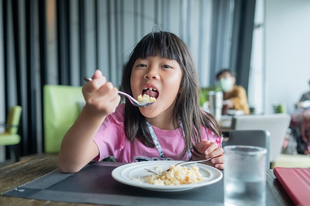 Niño comiendo comida tiempo feliz desayuno