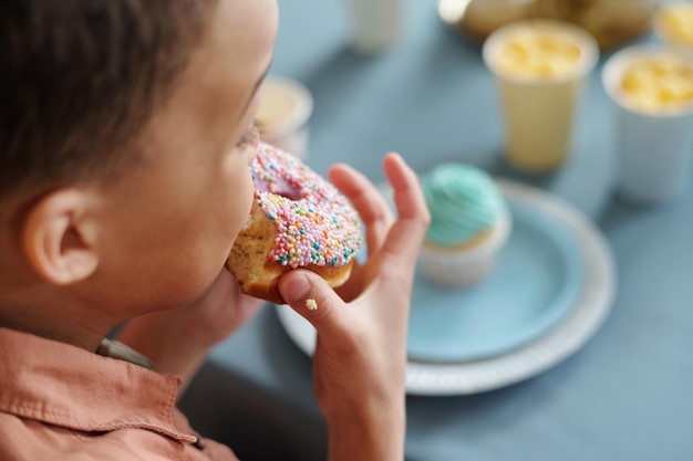 Niño comiendo deliciosas donas