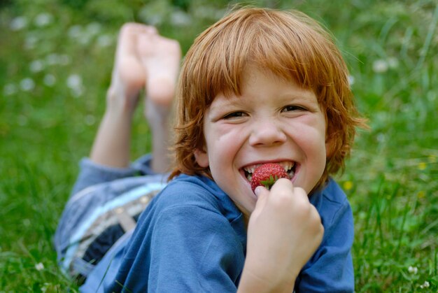 niño comiendo fresas