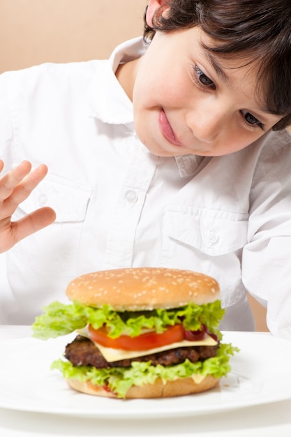 Niño comiendo hamburguesa