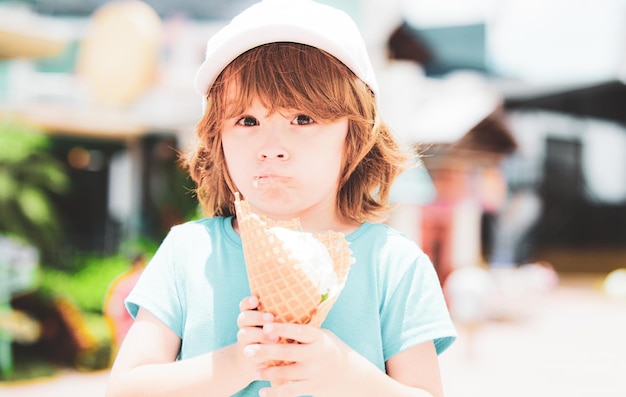 Foto niño comiendo helado en la cafetería