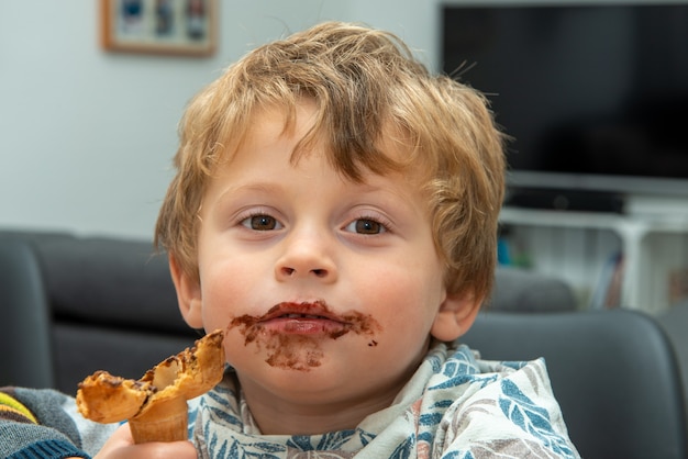 Niño comiendo un helado de chocolate