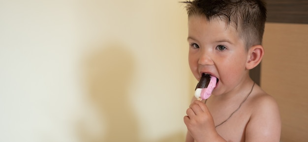 Foto niño comiendo helado de colores.