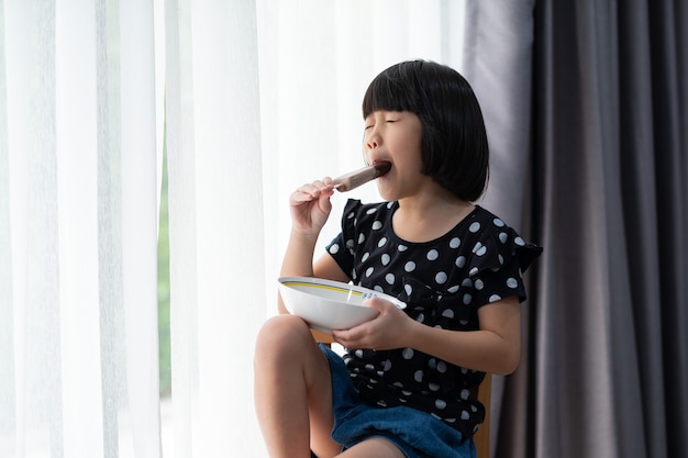 Niño comiendo helado, concepto delicioso y feliz