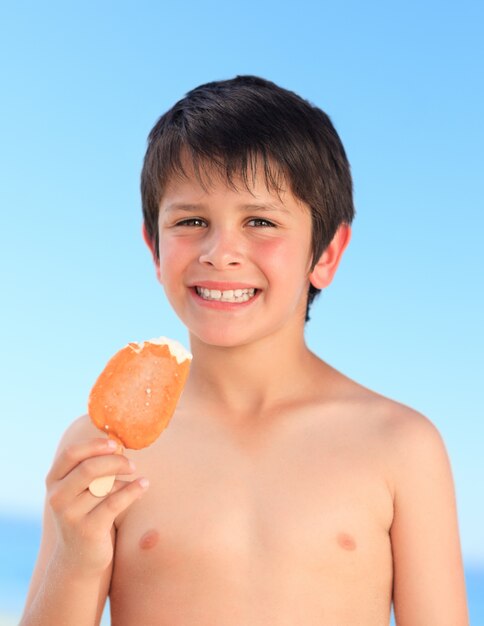 Niño comiendo un helado