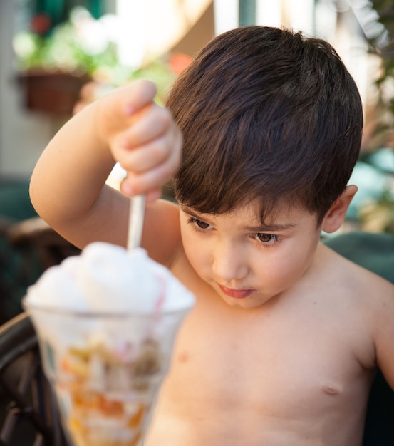 Niño comiendo helado