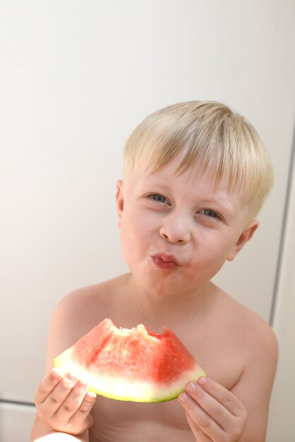 niño comiendo una jugosa sandía