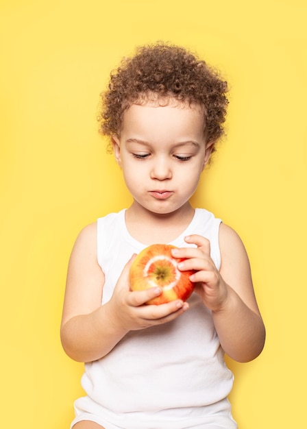 Niño comiendo manzana para una nutrición saludable