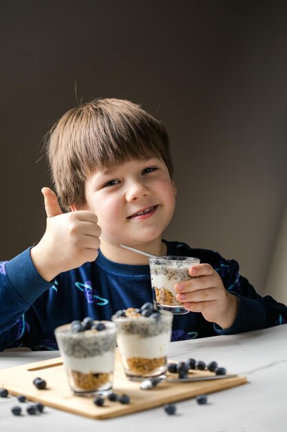 Niño comiendo parfait Concepto de nutrición adecuada para niños