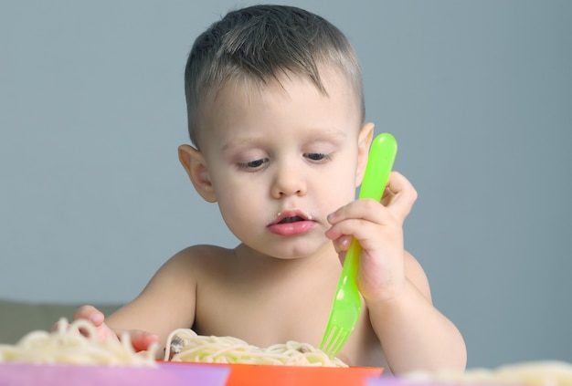 Niño comiendo pasta. comida tradicional de los niños