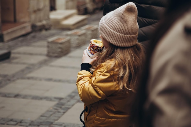 Foto niño comiendo el postre tradicional checo trdelnik en la calle de la ciudad