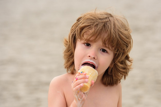 Niño comiendo sabroso helado fresco al aire libre en un cálido día soleado de verano helado para niños