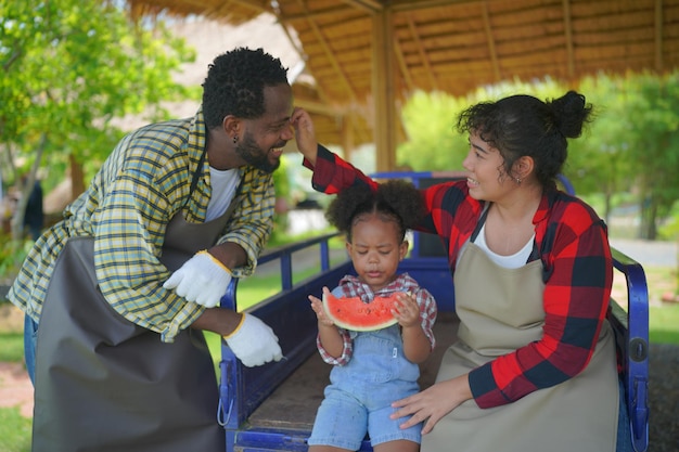 Niño comiendo sandía en el jardín Los niños comen fruta al aire libre Merienda saludable para niños Niña jugando en la bodega del jardín