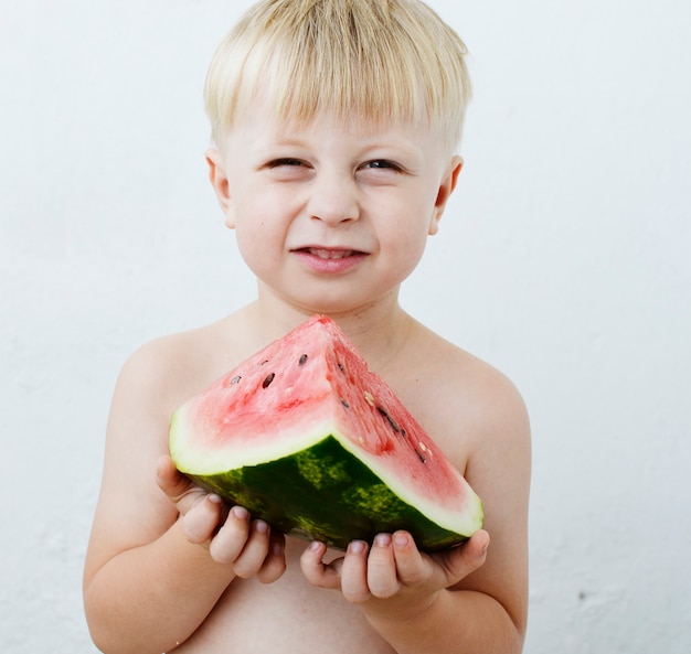 niño comiendo sandía