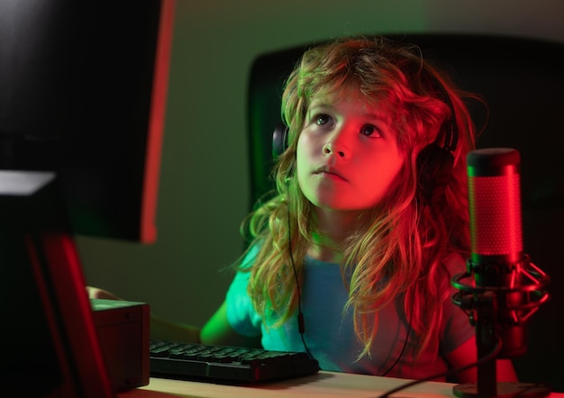 Niño con computadora pc en la noche uso excesivo y adicción niños de gadgets escuela estudio aprendizaje en línea