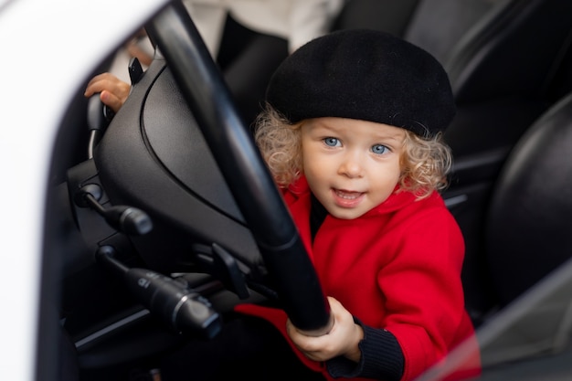 niño conduciendo concepto de automóvil para padres para alquiler de automóviles espacio para texto Foto de alta calidad