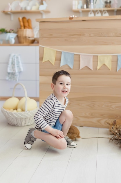 Niño con conejito y decoración de Pascua