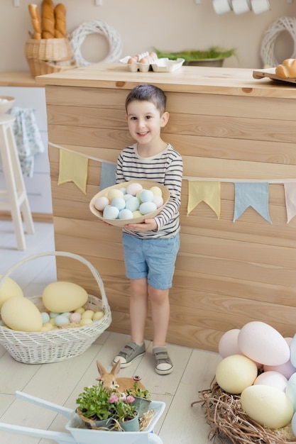 Niño con conejito y decoración de Pascua