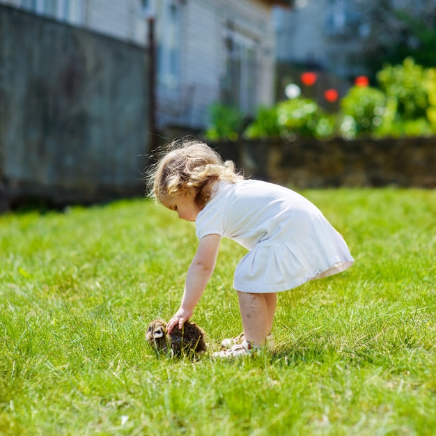 Niño con un conejo