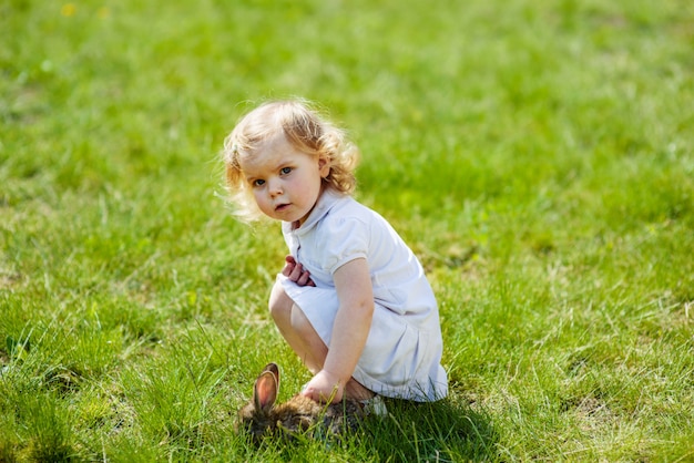 Niño con un conejo