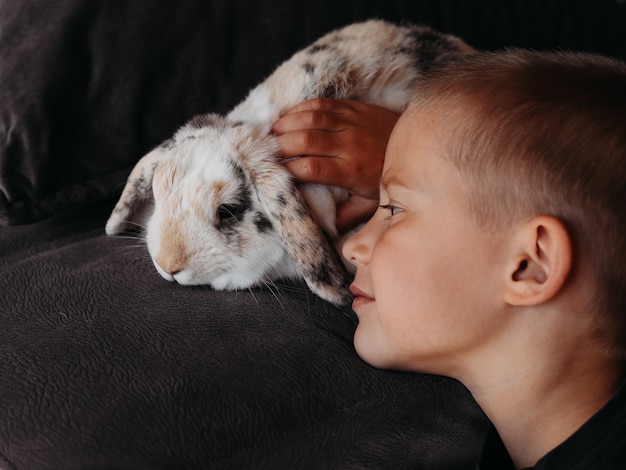 Un niño con conejo