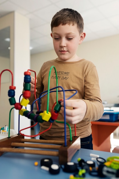 Foto niño construyendo y jugando con un juguete