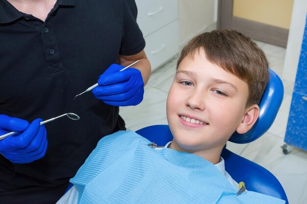 Un niño en la consulta de los dentistas.