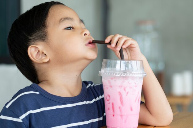 El niño consume leche y hielo