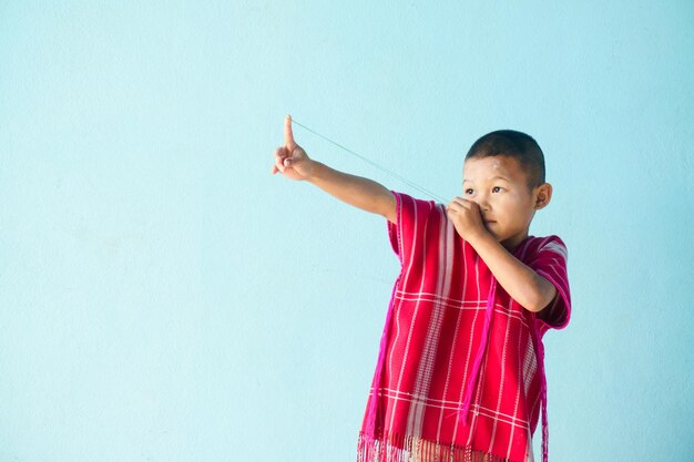 Foto niño contra un fondo azul