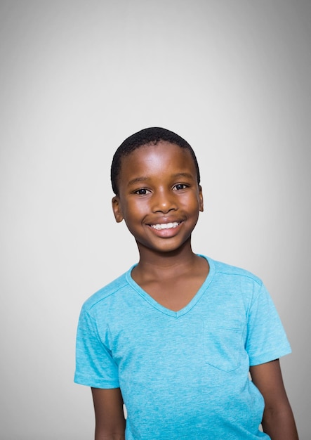 niño, contra, fondo gris, con, camiseta azul, sonriente