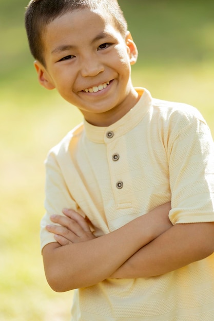 Niño coreano de pie en el parque