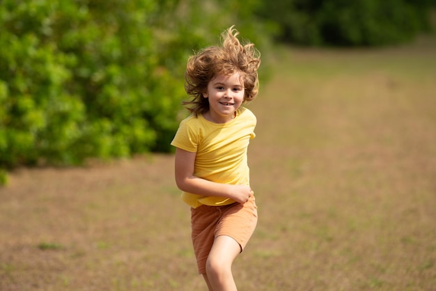 Niño corriendo en la calle de verano niño disfrute correr niño corriendo en el vecindario los niños corren en la ciudad corriendo ro