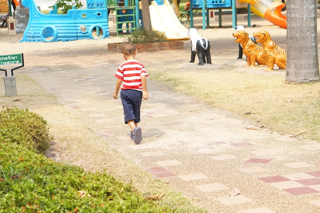 niño corriendo en el jardín