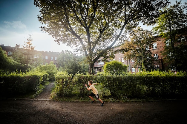 Foto un niño corriendo por un patio verde en el distrito minero de katowice silesia