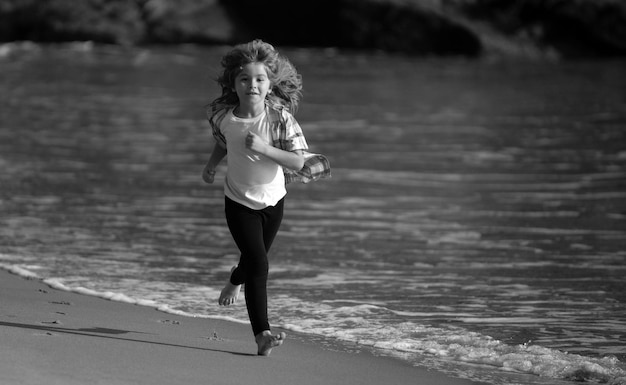 Niño corriendo en la playa niño feliz correr en el mar en vacaciones de verano pequeño atleta en entrenamiento corredor exe