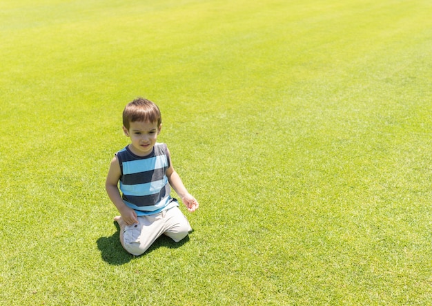 Foto niño corriendo en el prado verde