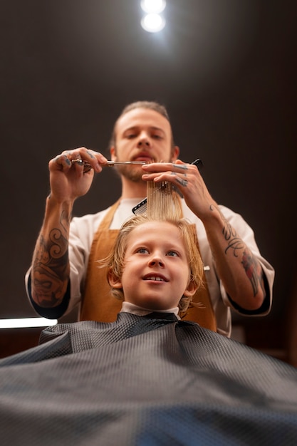 Foto niño cortándose el pelo en el salón