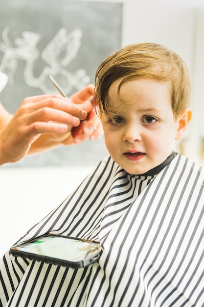 Niño cortándose el pelo