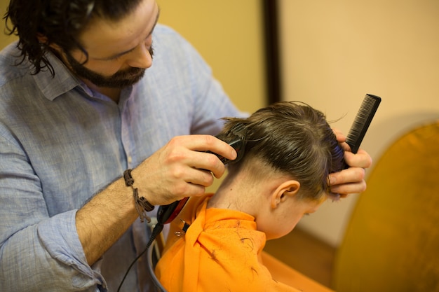 Niño cortarse el pelo en la peluquería