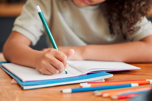 Foto niño creativo dibujando, escribiendo y coloreando en un libro para la educación y el conocimiento de la escuela en el hogar en el aula o la biblioteca.