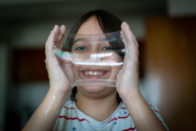 Niño creativo divirtiéndose con pompas de jabón durante el encierro