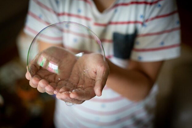 Niño creativo divirtiéndose con pompas de jabón durante el encierro