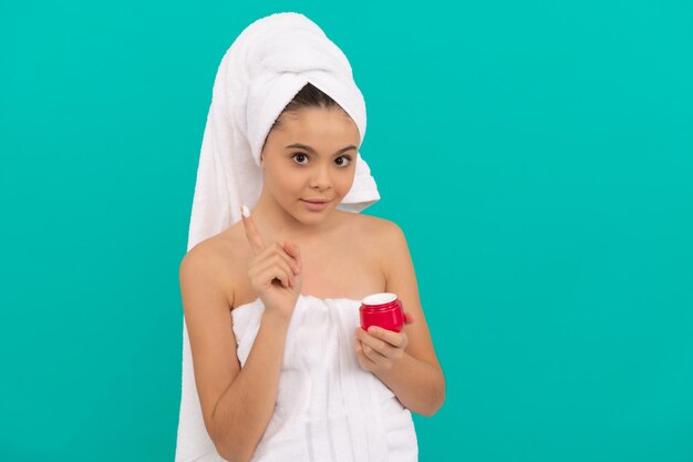 Niño con crema para la piel, hábito diario y cuidado personal, cuidado de la piel, belleza, belleza, exfoliante de limpieza cosmética, aplicación de producto cosmético para niños adolescentes, uso de crema facial, niña bonita, máscara para el cabello