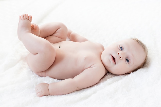 Niño de cuatro meses de edad con ojos azules