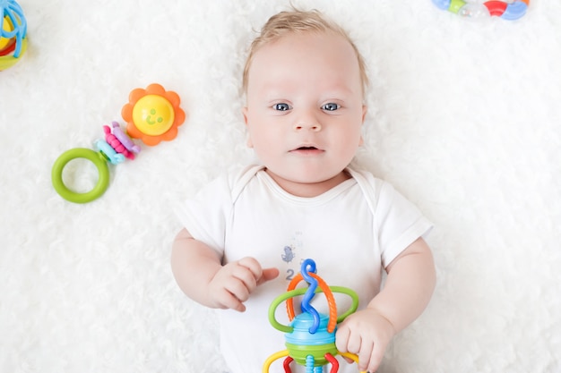 Niño de cuatro meses masticando un sonajero