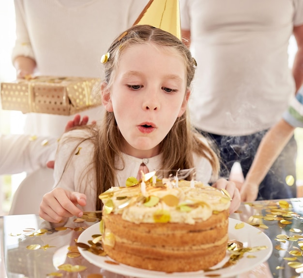 Algarabía Digital on X: #AlgarabíaNiños: Sabías que en la Alemania  medieval, para festejar el cumpleaños de los niños, se les regalaba un  pastel con una vela prendida en la mañana y por