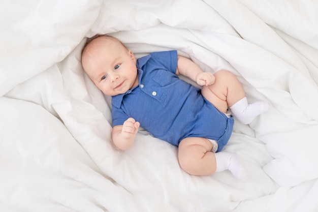 Niño en la cuna feliz recién nacido se despierta por la mañana o se va a la cama