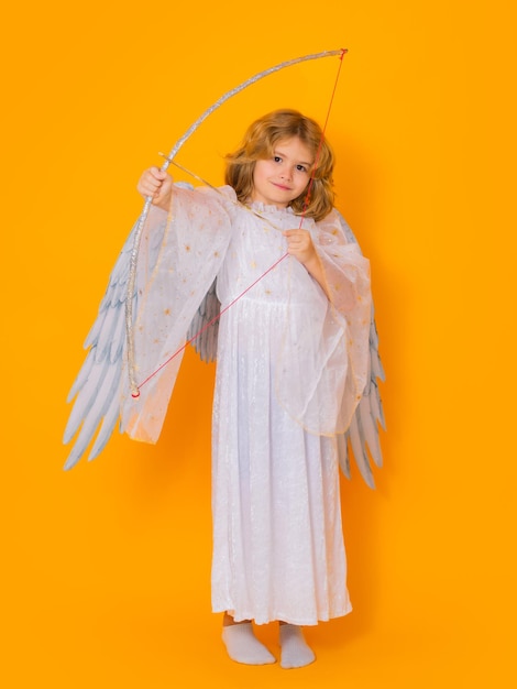 Niño cupido sostenga arco y flecha niño vestido con traje de ángel vestido blanco y alas de plumas niño inocente