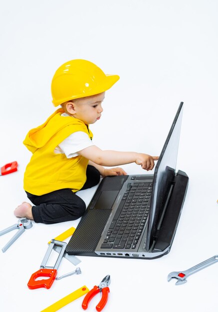 Foto un niño curioso explorando el mundo digital un niño pequeño sentado en el suelo usando una computadora portátil