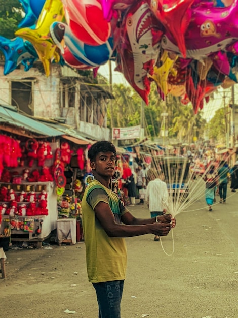Un niño se para debajo de un mercado con una pancarta que dice "el año del mono".